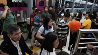Penumpang keluar dari gerbong kereta api Tegal Bahari tujuan Jakarta saat terjadi gangguan di Stasiun Prujakan Cirebon, Jawa Barat, Jumat (1/8/2025). Gangguan perjalanan tersebut akibat anjloknya KA Argo Bromo Anggrek rute Surabaya Pasar Turi -Gambir di Pegaden Baru, Subang Jawa Barat yang juga berdampak pada sejumlah kereta yang melaju di jalur timur menuju barat. Foto: ANTARA FOTO/Arif Ariadi