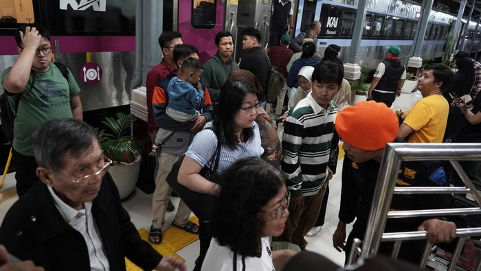 Penampakan Kereta Argo Bromo Tujuan Gambir Anjlok di Subang Penumpang keluar dari gerbong kereta api Tegal Bahari tujuan Jakarta saat terjadi gangguan di Stasiun Prujakan Cirebon, Jawa Barat, Jumat (1/8/2025). Gangguan perjalanan tersebut akibat anjloknya KA Argo Bromo Anggrek rute Surabaya Pasar Turi β Gambir di Pegaden Baru, Subang Jawa Barat yang juga berdampak pada sejumlah kereta yang melaju di jalur timur menuju barat. ANTARA FOTO/Arif Ariadi/wpa/bar