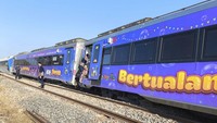 Petugas kereta api Argo Bromo Anggrek relasi Surabaya Pasar Turi-Gambir memeriksa kondisi gerbong yang mengalami anjlok. Lima gerbong KA Argo Bromo Anggrek dengan nomor perjalanan KA 1 relasi Surabaya Pasarturi-Gambir itu keluar dari jalur dengan kondisi miring. Foto: ANTARA FOTO/Yovi And
