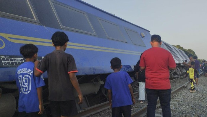 Penampakan Kereta Argo Bromo Tujuan Gambir Anjlok di Subang Petugas kereta api Argo Bromo Anggrek relasi Surabaya Pasar Turi-Gambir memeriksa kondisi gerbong yang mengalami anjlok di petak emplasemen Stasiun Pegaden Baru (PGB) wilayah Daop 3 Cirebon, Kabupaten Subang, Jawa Barat, Jumat (1/8/2025). ANTARA FOTO/Yovi And/ADB/bar