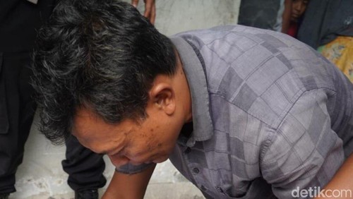 Tim identifikasi Satreskrim Polresta Mataram melakukan olah TKP dan mengevakuasi penemuan bayi Kelurahan Mandalika, Mataram. (Foto: dok. Polresta Mataram/detikBali).