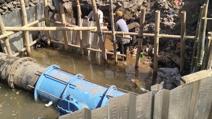 Pengerjaan penyambungan koneksi jaringan pipa distribusi utama di Taman Segitiga Pa’baeng-Baeng Makassar telah selesai tepat waktu.