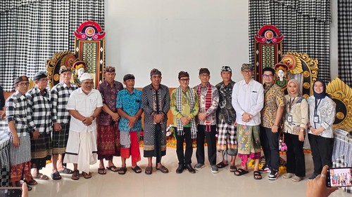 Perwakilan Kementerian Desa dan Pembangunan Daerah Tertinggal Indonesia ke Desa Duda Timur terkait lomba Desa Digital 2025.