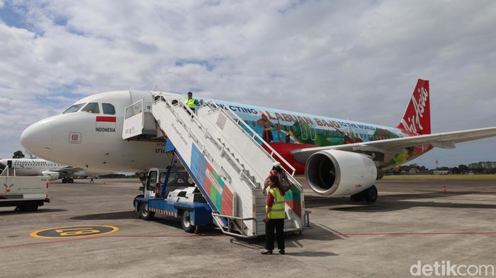 Liveruly atau ornamen khas Labuan Bajo di badan pesawat Indonesia Air Asia di appron landasan pacu Bandara Internasional I Gusti Ngurah Rai, Jumat (1/8/2025).