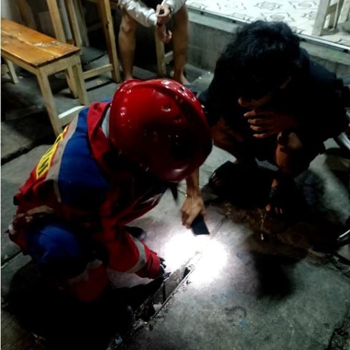Petugas damkar mendapat permintaan pertolongan evakuasi kunci motor tercebur di got di Tanjung Priok, Jakut. Damkar datang ke lokasi untuk mengevakuasi. (dok Istimewa)