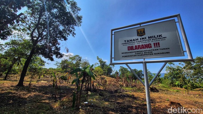Petugas gabungan dari Satpol PP, BPKAD memasang plang aset milik Pemkab Sukabumi di lahan yang diklaim sebagai garapan warga, Jumat (1/8/2025). Aksi ini menuai reaksi dari penggarap yang mengaku tidak mendapat pemberitahuan sebelumnya.