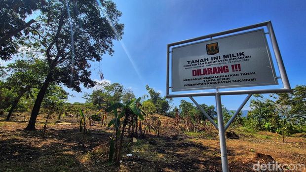 Petugas gabungan dari Satpol PP, BPKAD memasang plang aset milik Pemkab Sukabumi di lahan yang diklaim sebagai garapan warga, Jumat (1/8/2025). Aksi ini menuai reaksi dari penggarap yang mengaku tidak mendapat pemberitahuan sebelumnya.