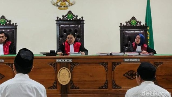 Terdakwa sindikat uang palsu saat menjalani sidang tuntutan di PN Sungguminasa, Gowa, Sulawesi Selatan (Sulsel).