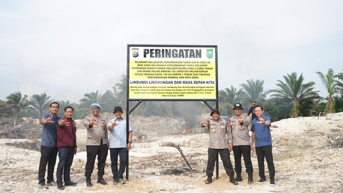 Polda Riau memasang papan peringatan menambang di lokasi PETI di Kuansing, Kamis (31/7/2025).