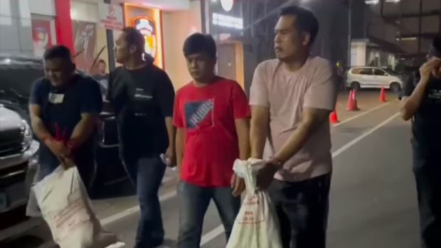 Polisi menangkap dua orang pelaku pencurian rumah kosong (rumsong) di Ciracas, Jaktim. Harta korban senilai Rp 2 miliar raib digasak pelaku. (dok Istimewa)