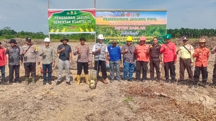Polres Dumai menanam jagung di lahan 1 hektare untuk mendukung program ketahanan pangan nasional.