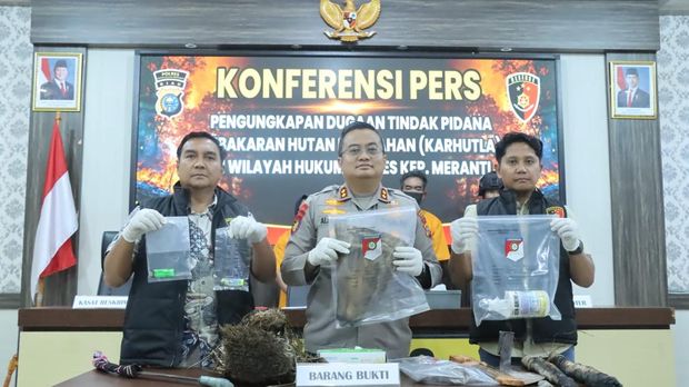 Polres Kepulauan Meranti menangkap 2 pelaku pembakar lahan seluas 1,5 hektare, Jumat (1/8/2025).