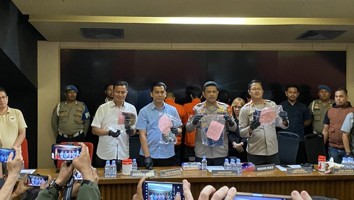 Polres Metro Jakpus menggelar konferensi pers kasus pengeroyokan sesama suporter timnas Indonesia saat pertandingan Piala AFF Indonesia vs Vietnam di GBK, Jakpus, Jumat (1/8/2025).
