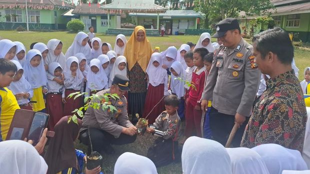 Polres Rohul mengajak kelompok pemuda hingga mahasiswa KKN menanam puluhan pohon, Jumat (1/8/2025).