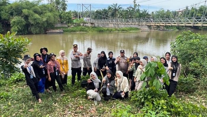 Polres Rohul mengajak kelompok pemuda hingga mahasiswa KKN menanam puluhan pohon, Jumat (1/8/2025).