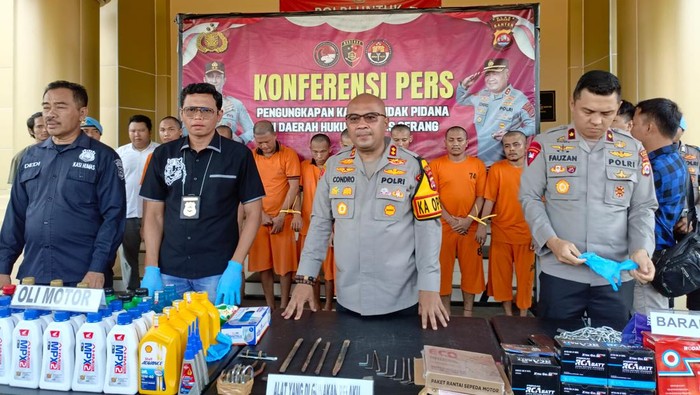 Konferensi pers Polres Serang mengungkap kasus sindikat curanmor bobol showroom di Jakarta, Jabar dan Banten. (Dok. Polres Serang)
