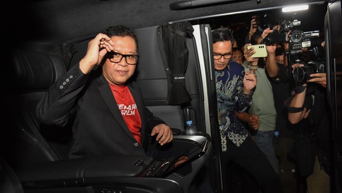 Terdakwa kasus dugaan suap Pergantian Antarwaktu (PAW) untuk anggota DPR Harun Masiku dan perintangan penyidikan, Hasto Kristiyanto meninggalkan Rutan Kelas Jakarta Timur Cabang Rutan KPK, Jakarta, Jumat (1/8/2025). Hasto dibebaskan usai mendapatkan amnesti dari Presiden Prabowo Subianto yang disetujui oleh DPR pada Kamis (31/7). ANTARA FOTO/Indrianto Eko Suwarso/bar