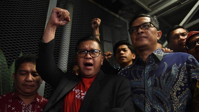 Terdakwa kasus dugaan suap Pergantian Antarwaktu (PAW) untuk anggota DPR Harun Masiku dan perintangan penyidikan, Hasto Kristiyanto meninggalkan Rutan Kelas Jakarta Timur Cabang Rutan KPK, Jakarta, Jumat (1/8/2025). Hasto dibebaskan usai mendapatkan amnesti dari Presiden Prabowo Subianto yang disetujui oleh DPR pada Kamis (31/7). ANTARA FOTO/Indrianto Eko Suwarso/bar