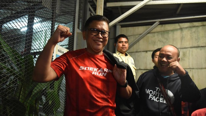 Potret Hasto Kristiyanto Resmi Bebas dari Rutan KPK Terdakwa kasus dugaan suap Pergantian Antarwaktu (PAW) untuk anggota DPR Harun Masiku dan perintangan penyidikan, Hasto Kristiyanto meninggalkan Rutan Kelas Jakarta Timur Cabang Rutan KPK, Jakarta, Jumat (1/8/2025). Hasto dibebaskan usai mendapatkan amnesti dari Presiden Prabowo Subianto yang disetujui oleh DPR pada Kamis (31/7). ANTARA FOTO/Indrianto Eko Suwarso/bar