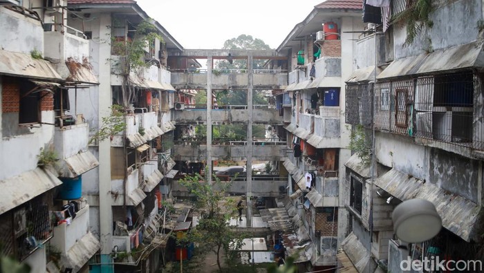 Warga beraktivitas di Rumah Susun (Rusun) Bidara Cina, Jakarta, Jumat (1/8/2025). Sejumlah penghuni menyebut rumah susun sederhana milik (rusunami) Bidara Cina belum pernah mendapatkan perawatan dari pemerintah atau pengelola sejak 1995.