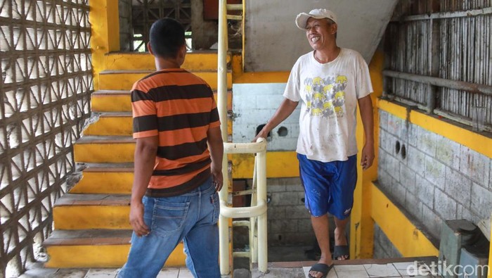 Warga beraktivitas di Rumah Susun (Rusun) Bidara Cina, Jakarta, Jumat (1/8/2025). Sejumlah penghuni menyebut rumah susun sederhana milik (rusunami) Bidara Cina belum pernah mendapatkan perawatan dari pemerintah atau pengelola sejak 1995.