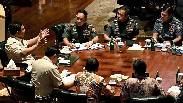 Presiden Prabowo Subianto memanggil Panglima TNI Jenderal Agus Subiyanto dan para kepala staf tiga matra angkatan di kediaman pribadinya di Hambalang, Bogor, Jawa Barat pada Jumat (1/8/2025).