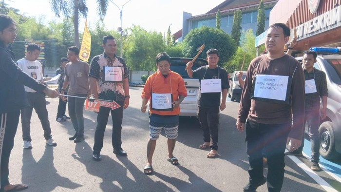 Proses rekonstruksi pembacokan pengantin di Palembang, Sumsel, pada Jumat (1/8/2025) sore.