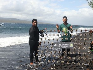 PT BSI Tanam Terumbu Karang dan Bersih Pantai di Banyuwangi
