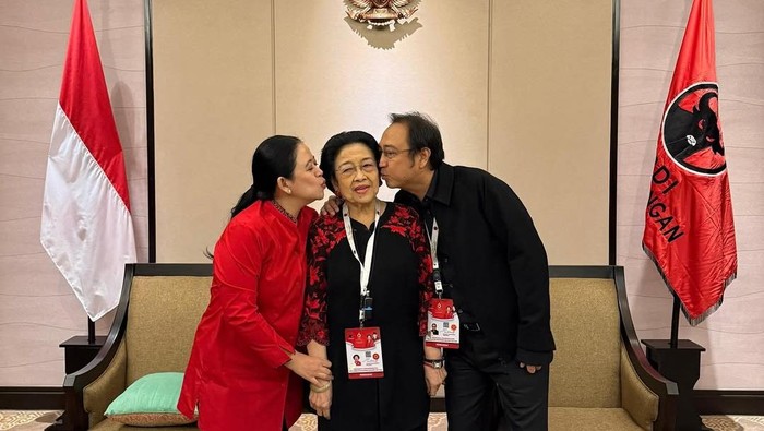 Puan Maharani kompak mencium Ketum PDIP Megawati Soekarnoputri bersama Prananda Prabowo. (dok. Instagram @puanmaharani)