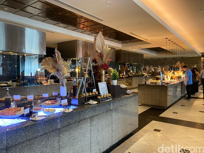 Puas Makan Indomie Lobster hingga Takoyaki Premium di Resto Hotel Ini