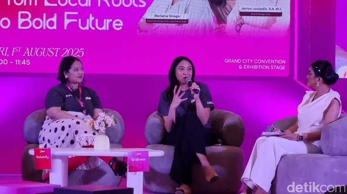 Putri Tanjung dalam talk show Surabaya Beauty Scene: From Local Roots to Bold Future
