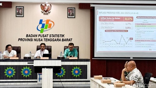 Kepala BPS NTB Wahyudin (tengah) saat merilis data Inflasi di kantornya, Jumat (1/8/2025).