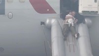 Seorang penumpang berusia 17 tahun menggambarkan pengalaman menegangkan tersebut: Pesawat bergoyang hebat dan miring ke kiri sebelum berhenti mendadak, katanya, menambah ketegangan sebelum asap keluar dan mereka disuruh menurunkan rem secara paksa. (REUTERS/highlymigratoryfishing via Inst) 