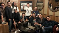 Namun ada kabar yang menyebutkan Ronal Surapradja telah mengundurkan diri. Ia pun membenarkannya dengan alasan sulit menyamakan waktu luang. Foto: Instagram/@rocknal