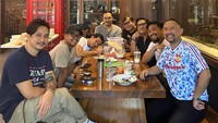 Sekadar hangout di kediaman salah satu anggota The Prediksi pun disambanginya. Tak lupa berbagai jamuan minuman segar disajikan sebagai pelengkap berbincang. Foto: Instagram/@rocknal