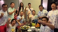Saat liburan bersama The Prediksi, acara makan malam menjadi yang paling meriah. Seluruh anggota makan malam dengan kompak dengan pakaian yang seragam Foto: Instagram/@rocknal