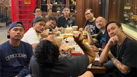 Tempat favorit The Prediksi berkumpul adalah di bengkel milik Andre Taulany. Walaupun begitu beragam suguhan makanan dan camilan tak pernah sepi memenuhi meja. Foto: Instagram/@rocknal