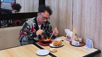 Kini kesibukan Ronal sudah berganti. Alih-alih makan bersama, kini ia lebih sering makan sendirian. Foto: Instagram/@rocknal