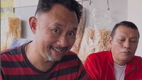 Bergabung pada dunia politik juga mengajak Ronal berkeliling Jawa Barat. Tak hanya sosialisasi tetapi juga kulineran enak seperti Mie Ayam Ceker khas Sukabumi. Foto: Instagram/@rocknal