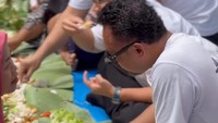 Saat bertemu dengan warga, ia tak sungkan makan bersama. Menikmati nasi liwet di atas daun pisang pun disantap dengan lahap. Foto: Instagram/@rocknal