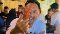 Ronal Surapradja punya keluhan kolesterol yang tinggi. Tetapi ketika datang ke Pangandaran ia tak tahan melewatkan seafood yang segar-segar. Foto: Instagram/@rocknal