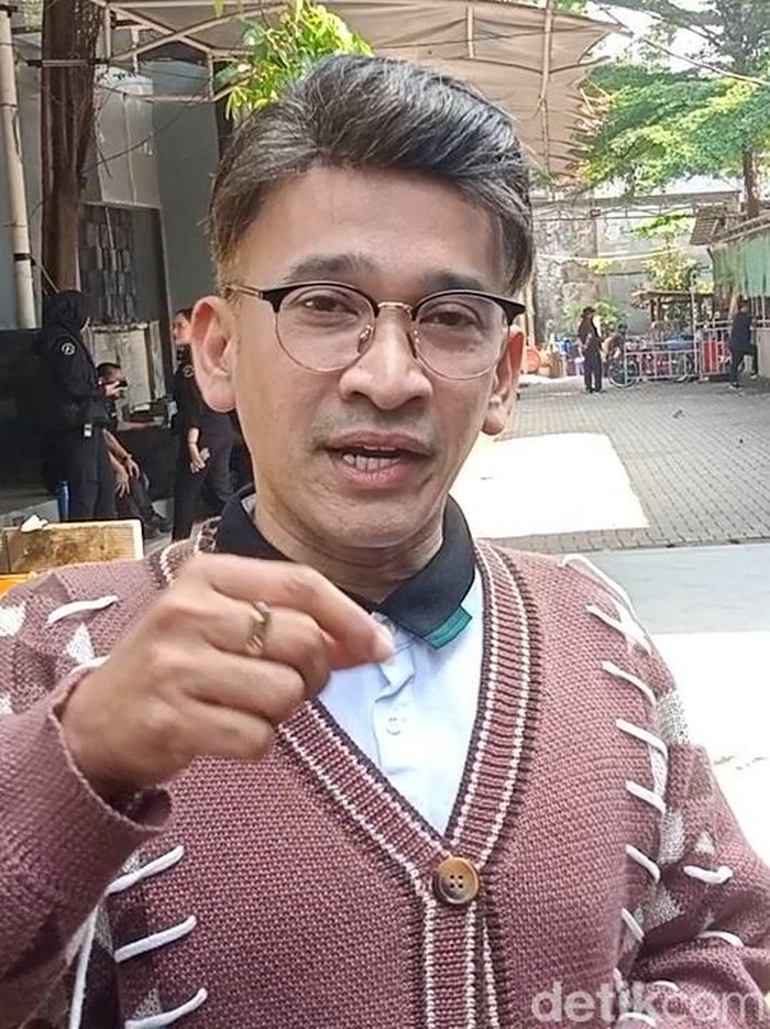 Ruben Onsu kibarkan bendera ruben onsu saat ditemui di kawasan Jakarta.
