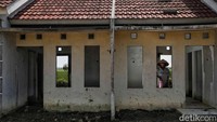 Kondisi rumah  subsidi yang rusak di Green New Residence Babelan, Kabupaten Bekasi, Jawa Barat. Temboknya retak sebelum ditempati, gentengnya bocor sebelum hujan pertama, dan fondasinya goyah bahkan sebelum mimpi itu sempat dipijakkan.