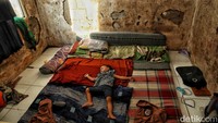 Seorang anak tertidur di perumahan subsidi Green New Residence, Babelan  Kabupaten Bekasi, Jawa Barat. Terlihat kondisi bagian dalam kamar yang sangat parah dengan tembok yang telah rontok dan rawan roboh.  Sekolah, klinik, bahkan warung pun harus ditempuh dengan kendaraan. Jalan masuk rusak, transportasi minim, dan keamanan rawan.