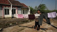 Warga menjemur pakaian diantara rumah subsidi yang dikaitkan ke tiang listrik kawasan Green New Residence Babelan.  Meski dinding rumah ini retak dan lantainya amblas, harapan mereka belum benar-benar runtuh. Mereka masih menunggu, bahwa suatu hari nanti rumah ini bukan lagi tempat bertahan, tapi benar-benar tempat pulang.
