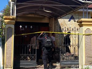 Jibom Polda Jatim Evakuasi Benda Diduga Granat di Malang