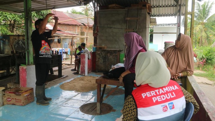 Rusli sedang menunjukan proses pengolahan minyak jelantah