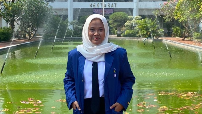 Safhira Najma yang tercatat sebagai mahasiswa baru (maba) ITS termuda tahun 2025