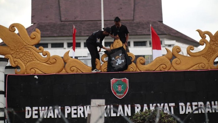 Sejumlah massa aksi mengibarkan bendera One Piece di depan DPRD Kalteng. Foto: Istimewa