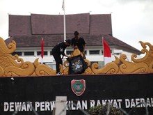 Massa Kibarkan Bendera One Piece di Depan Kantor DPRD Kalteng